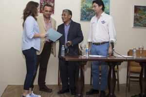 Los organizadores entregan el premio a la ganadora de esta tercera edición