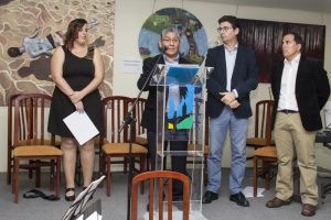 Gregorio Acarapi, viudo de Pepa Pinto, se dirige al público durante el acto de entrega de premios