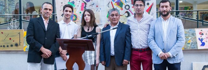 Los ganadores de esta edición, junto a los organizadores del Premio y el alcalde de Rociana