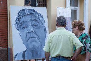 Dos personas contemplan la obra de Héctor Lara, titulada 'El picapedrero'