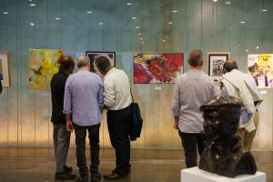 Visitantes observan algunas de las obras en la inauguración de la muestra