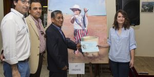 Los organizadores entregan el premio a Claudia Suárez