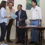 Los organizadores entregan el premio a la ganadora de esta tercera edición