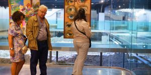 Exposición de la promoción del 88 de Bellas Artes en la que se exhibe una obra de Pepa Pinto